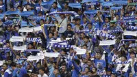 Suporter Persib Bandung, Bobotoh, memberi dukungan saat melawan Sriwijaya FC pada laga Grup A Piala Presiden di Stadion GBLA, Bandung, Selasa (16/1/2018). Persib menang 1-0 atas Sriwijaya FC. (Bola.com/M Iqbal Ichsan)