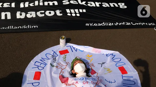 FOTO: Aksi Teatrikal Suarakan Darurat Iklim di Indonesia