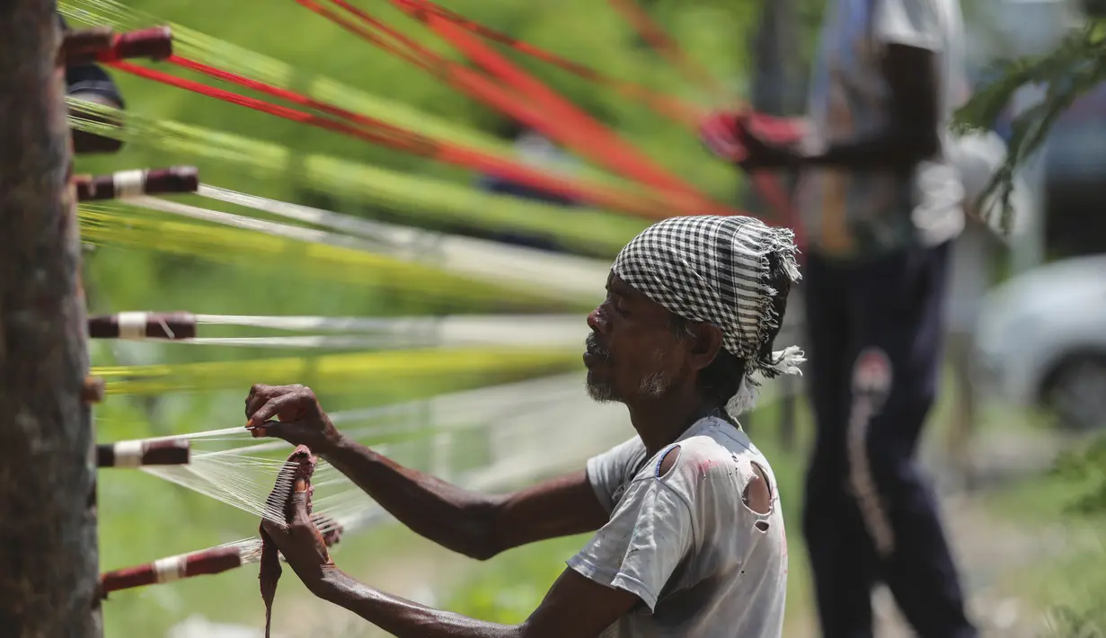 Pekerja menyiapkan benang berwarna untuk menerbangkan layang-layang di Jammu, India (3/8/2021). Permintaan benang ini meningkat pada bulan Agustus ketika orang-orang di India utara menerbangkan layang-layang dan puncaknya pada Hari Kemerdekaan, yang jatuh pada 15 Agustus (AP Photo/Channi Anand)