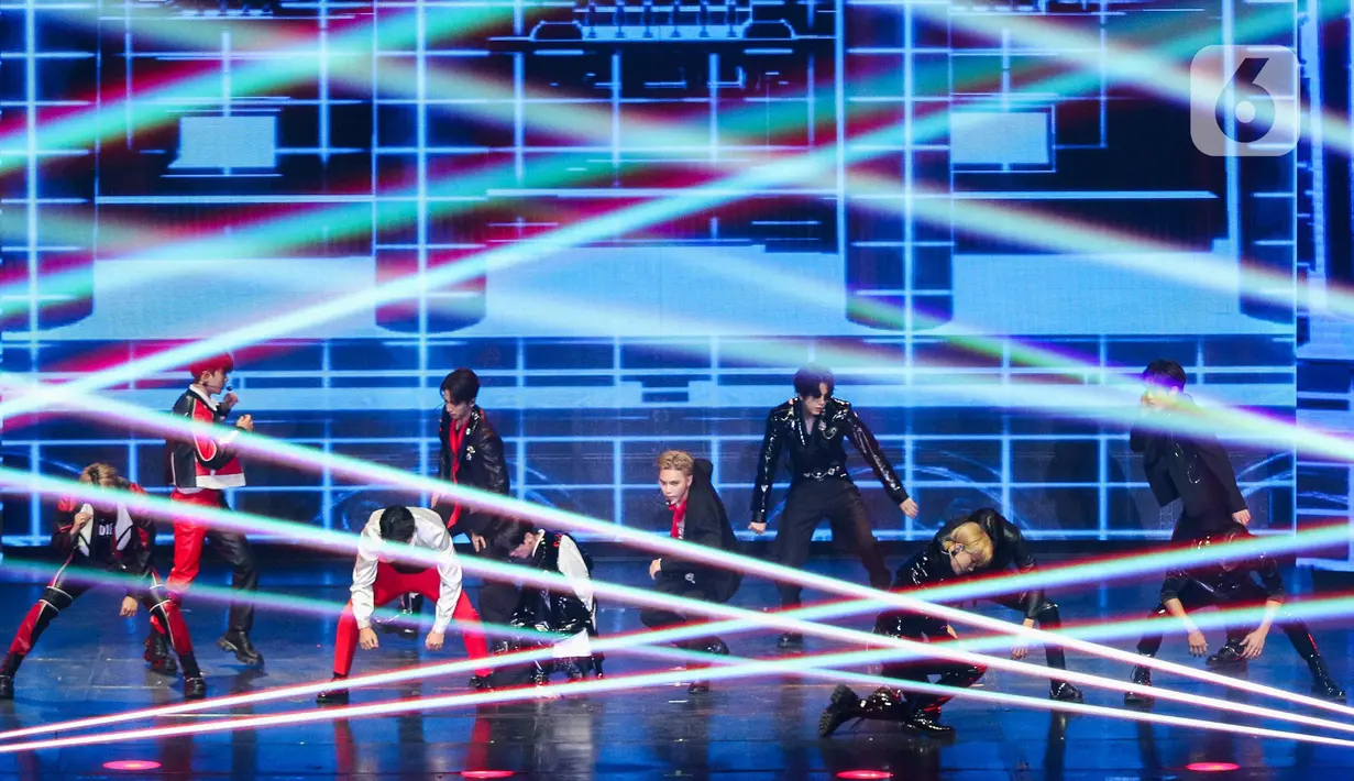 Konser tahun ini pun lebih spesial karena seluruh member THE BOYZ, termasuk sang maknae Son Young-jae atau Eric yang sempat absen, tampil di atas panggung. (Liputan6.com/Herman Zakharia)