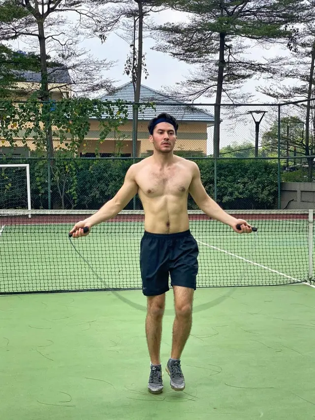 Punya Tubuh Kekar, Ini 7 Gaya Valentino Peter Saat Olahraga
