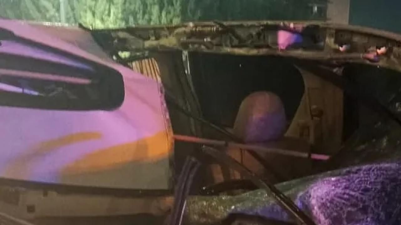 Mobil Mewah Ringsek Parah Diduga Usai Seruduk Truk di Tol Dalam Kota, Sopir Tewas