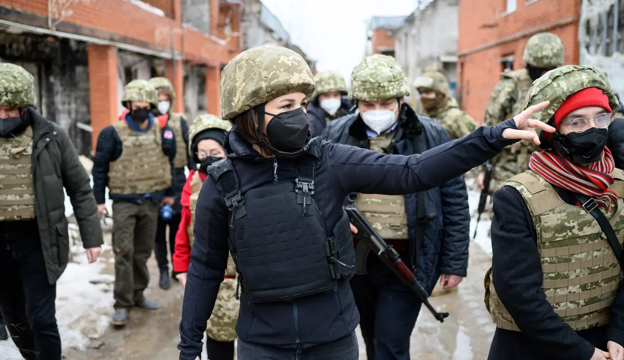 Menteri Luar Negeri Jerman Annalena Baerbock terlihat mengenakan helm dan rompi anti peluru saat berkunjung di Shyrokyne, Wilayah Donetsk, Ukraina (8/2/2022). Annalena Baerbock mengunjungi desa pesisir Shyrokyne, yang terletak di Oblast Donetsk yang diperangi. (AFP/Pool/Bernd von Jutrczenka)