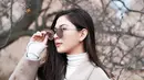 Perempuan berusia 25 tahun ini memang tak pernah sembarangan kalau berbusana. Seringkali ia juga memadukan busananya dengan warna yang senada. Contohnya dengan turtleneck dan jaket tebal yang dipakainya ini. (Instagram/jscmila)