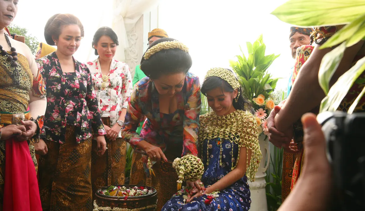 Pada pernikahannya ini, ada tamu khusus datang dari keraton Mangkunegaran. Saat acara siraman, sembilan meja di siapkan untuk kerabat keraton dari Surakarta tersebut. (Nurwahyunan/Bintang.com)