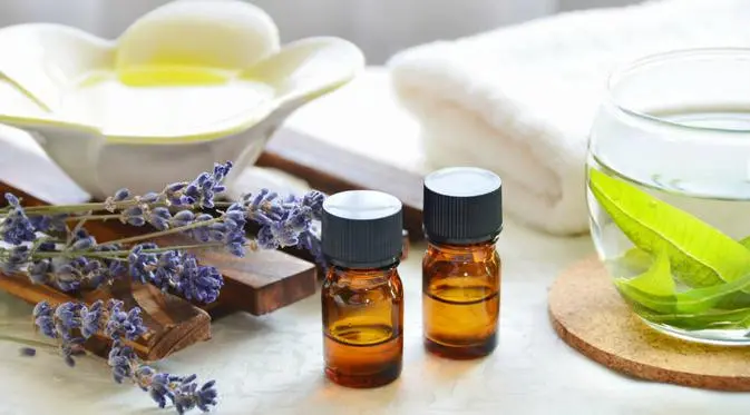 Selain wanginya yang menenangkan, minyak lavender juga bermanfaat untuk perawatan wajah maupun kecantikan. 