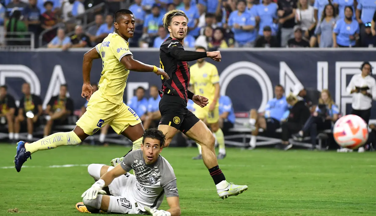 Gelandang Manchester City, Jack Grealish berusaha mencetak gol saat bertanding melawan Club America pada pertandingan persahabatan Pra-Musim di NRG Stadium di Houston, Texas (20/7/2022). Kevin De Bruyne mencetak dua gol dan mengantar City menang tipis atas America 2-1. (AFP/Logan Riely)