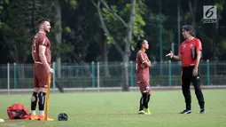 Pelatih Persija, Stefano Cugurra (kanan) berbincang dengan Riko Simanjuntak saat latihan jelang laga kedua Semifinal Zona Asia Tenggara Piala AFC 2018 melawan Home United di Lapangan A Kompleks GBK, Jakarta, Senin (14/5). (Liputan6.com/Helmi Fithriansyah)