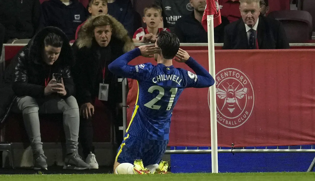 Bek Chelsea Ben Chilwell merayakan gol yang dicetaknya ke gawang Brentford pada matchday kedelapan Liga Inggris di Brentford Community Stadium, Sabtu (16/10/2021) malam WIB. Chelsea menang 1-0 lewat gol Ben Chilwell. (AP Photo/Matt Dunham)