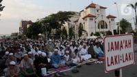 Pelaksanaan Sholat Idul Adha di depan gereja sedikitnya dapat menggambarkan toleransi antar umat beragama, di kawasan tersebut. (merdeka.com/Imam Buhori)