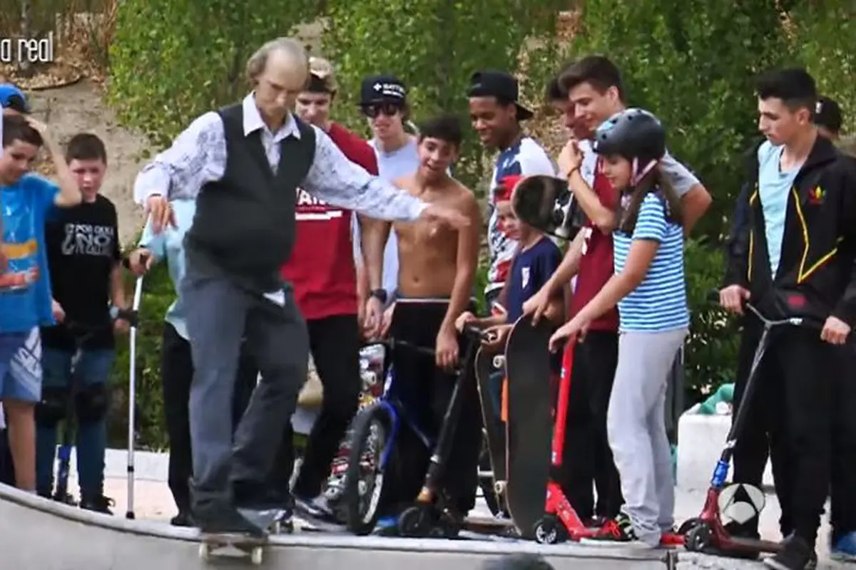 Atraksi Gokil dan Ekstrem Seorang Kakek 'Free Style' Skateboard!