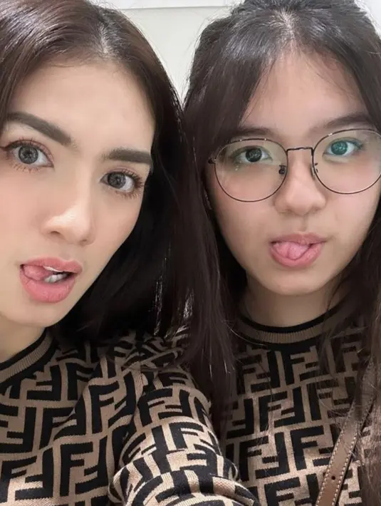 Bergaya twinnies, keduanya terlihat begitu kompak dengan outfit kembaran. [Foto: Lovely Rumangkan/ Instagram].