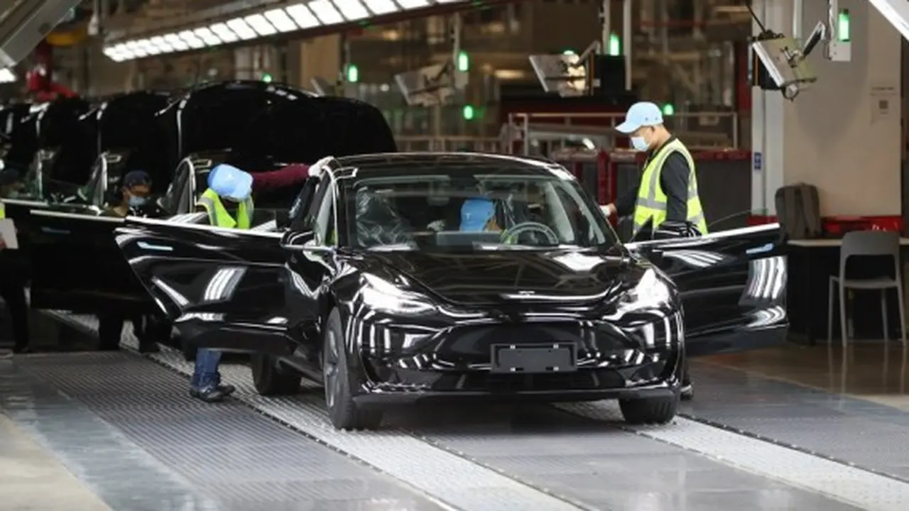 Para karyawan bekerja di Gigafactory Tesla di Shanghai, China timur, pada 20 November 2020. (Xinhua/Ding Ting)