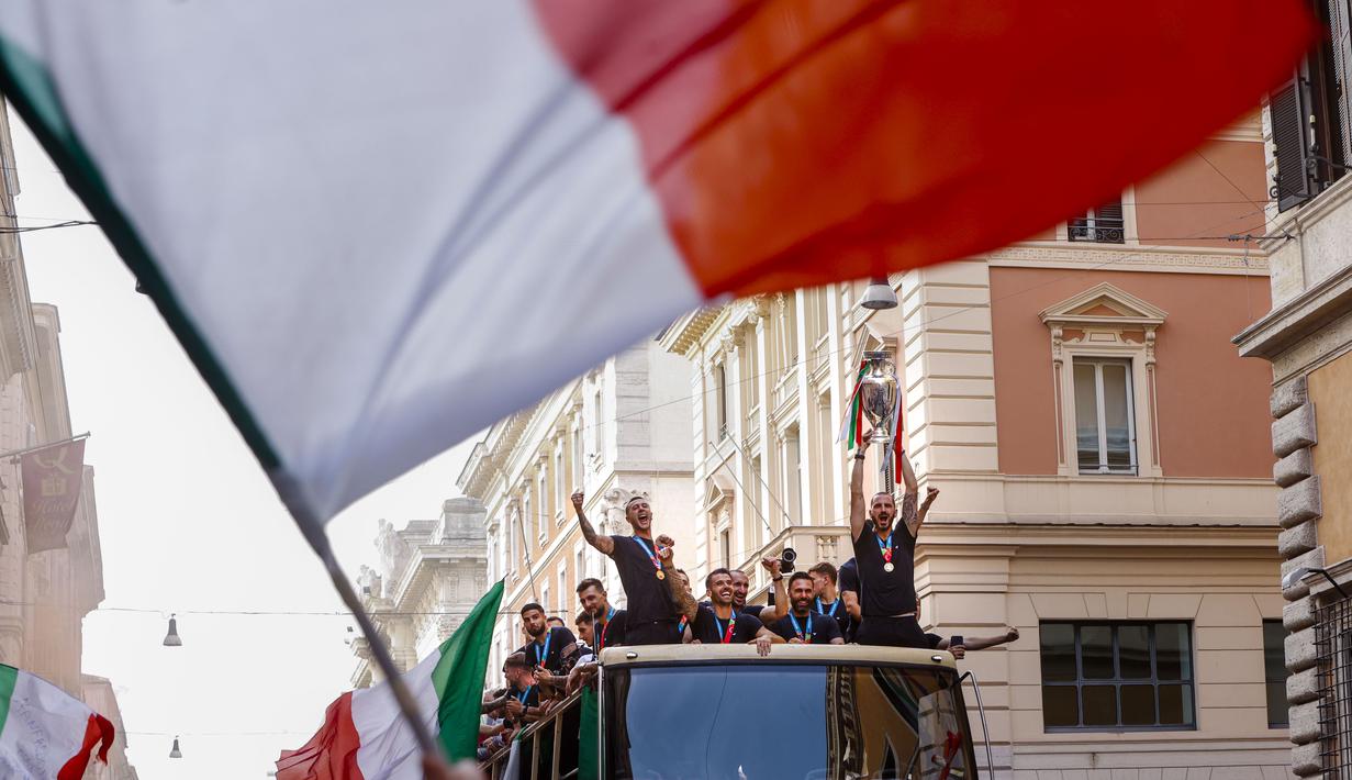 Hiruk-pikuk keramaian, kibaran bendera hingga lantang suara nyanyian para fans semakin membuat penyambutan sang pahlawan di Kota Roma semakin semarak. (Foto:AP/Riccardo De Luca)