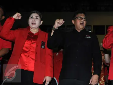 Sekjen PDIP Hasto Kristiyanto (tengah) dan Ketua DPP PDIP bidang Organisasi dan Keanggotaan Djarot Syaiful Hidayat menghadiri pengukuhan pengurus ranting PDIP se Jakarta Barat, Minggu (20/3/2016). (Liputan6.com/Helmi Afandi)