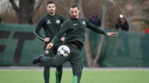 Pemain AC Milan, Zlatan Ibrahimovic menendang bola saat melakukan latihan bersama klub Swedia Hammarby di Stockholm, Swedia, Senin (13/4/2020). Ibrahimovic yang sedang berada di kampung halaman menyempatkan diri berlatih sepak bola meski di tengah wabah virus corona. (AFP/Henrik Montgomery)