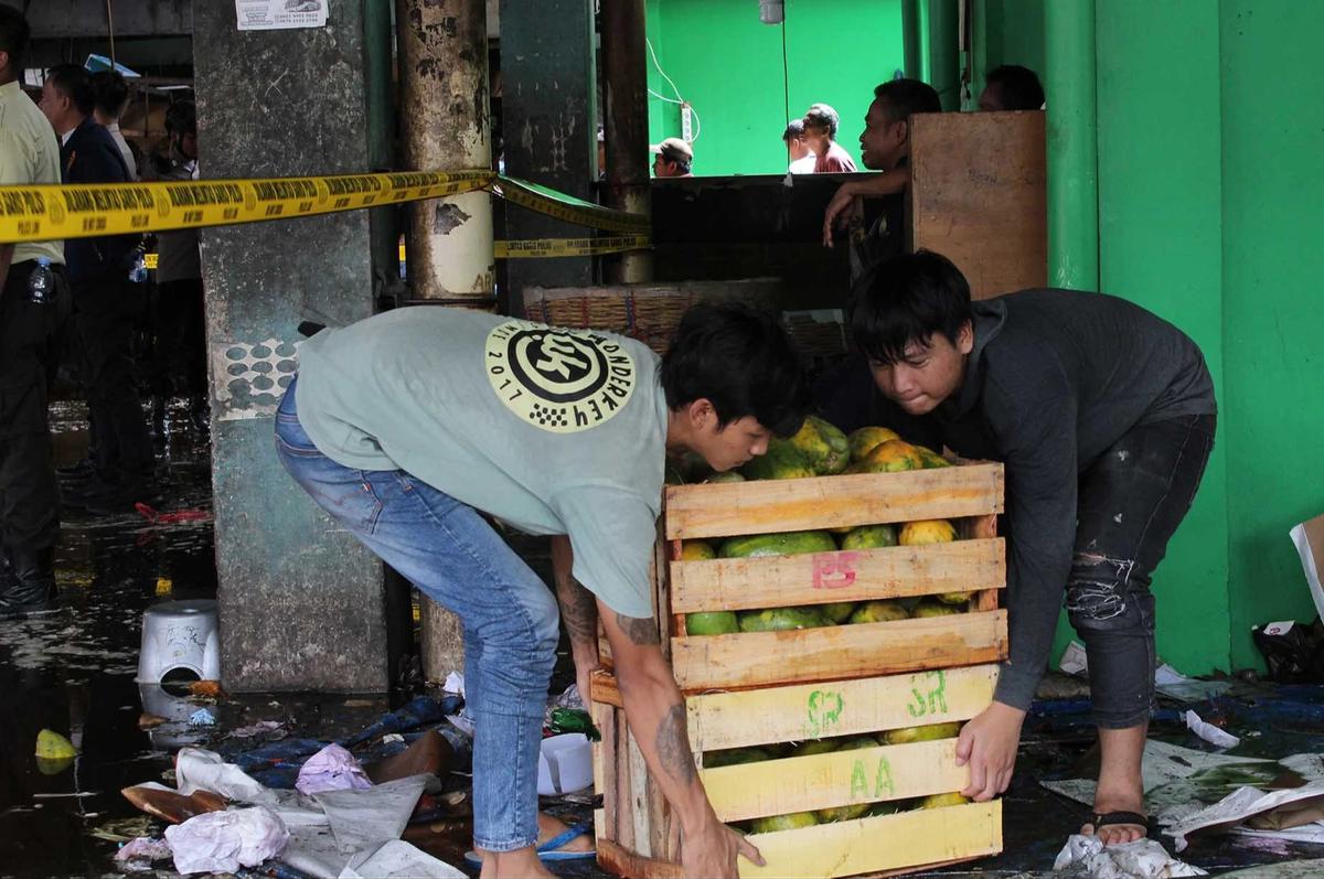 Kebakaran Hanguskan Ratusan Lapak di Pasar Induk Kramat Jati