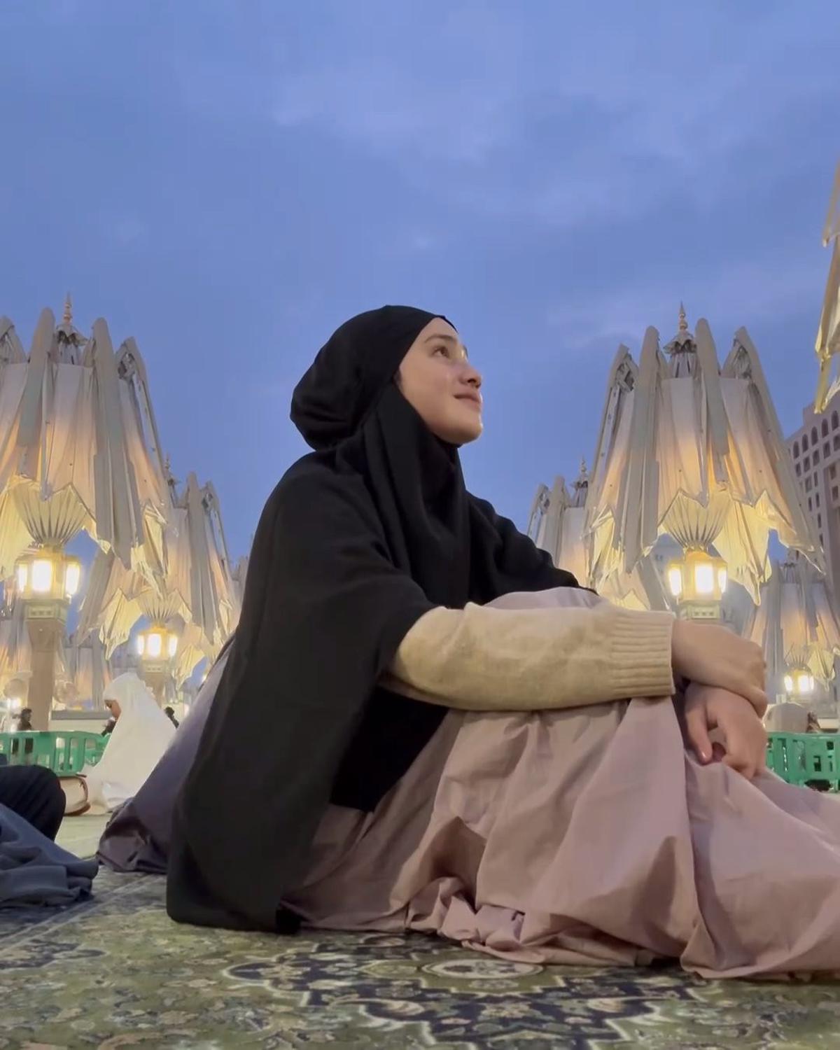 7 Potret Syifa Hadju Umrah Bersama Keluarga, Tampil Cantik Berhijab - Penuh Haru