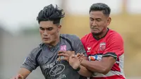 Penyerang Persis Solo, Ramadhan Sananta, berduel dengan bek Madura United,&nbsp;Haudi Abdillah, pada laga pekan ke-21 BRI Liga 1 musim ini di&nbsp;Stadion Gelora Bangkalan, Kabupaten Bangkalan, Sabtu (1/2/2025) sore hari WIB. Dalam duel tersebut, Persis takluk 0-2 dari Madura United. (dok. Persis Solo)