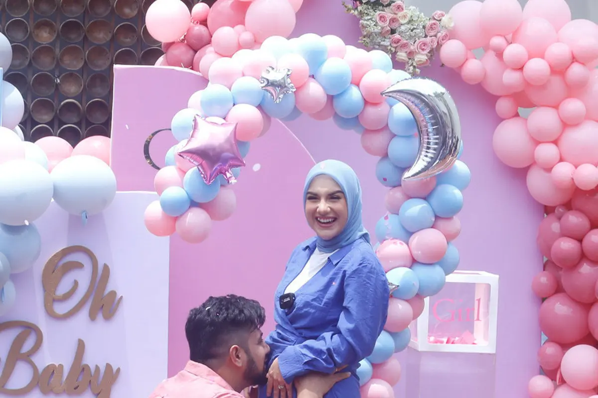 [Fimela] Ammar Zoni dan Irish Bella sambut calon anak kedua