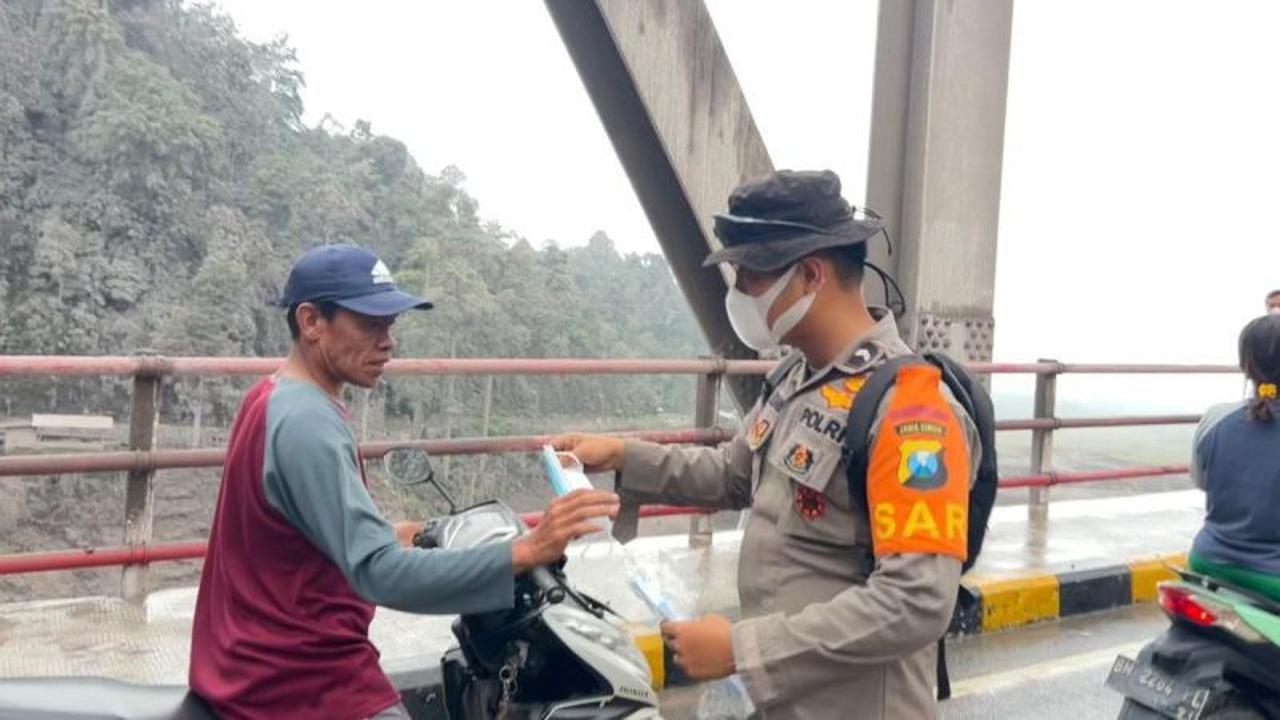 Polda Jatim Bagikan Ribuan Masker kepada Warga Terdampak Abu Vulkanik Semeru di Lumajang