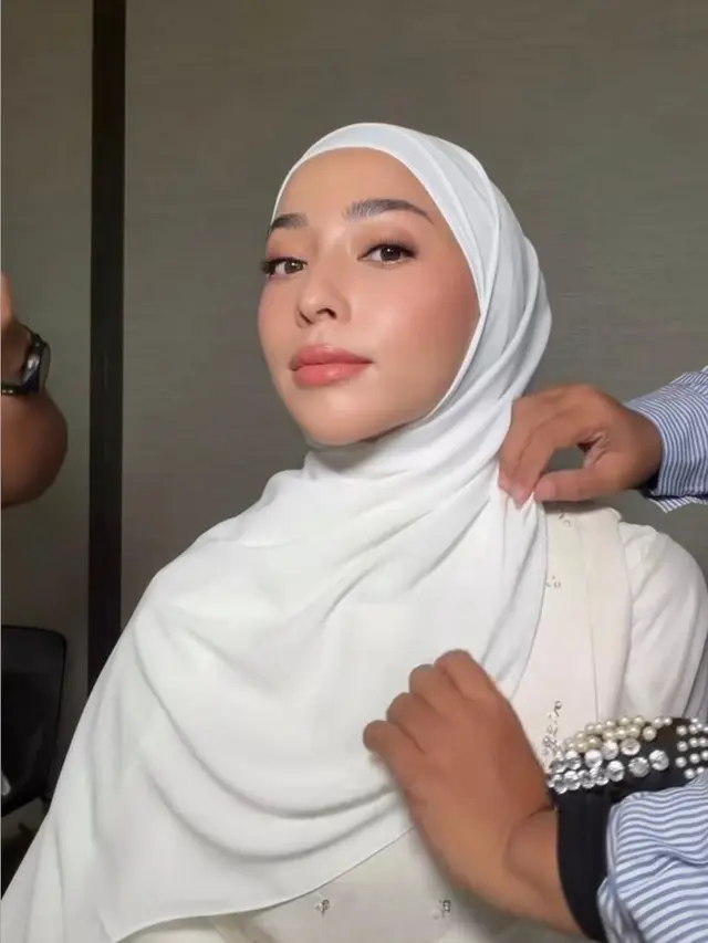 Kini Tampil Berhijab, Pesona Menawan  Nikita Willy Dipulas Clean Makeup Look