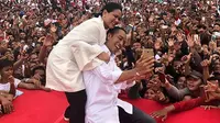 Jokowi dan Iriana wefie di tengah kerumunan warga Dumai. (dok. Instagram @jokowi/https://www.instagram.com/p/BveKfbCgzg6/Putu Elmira)