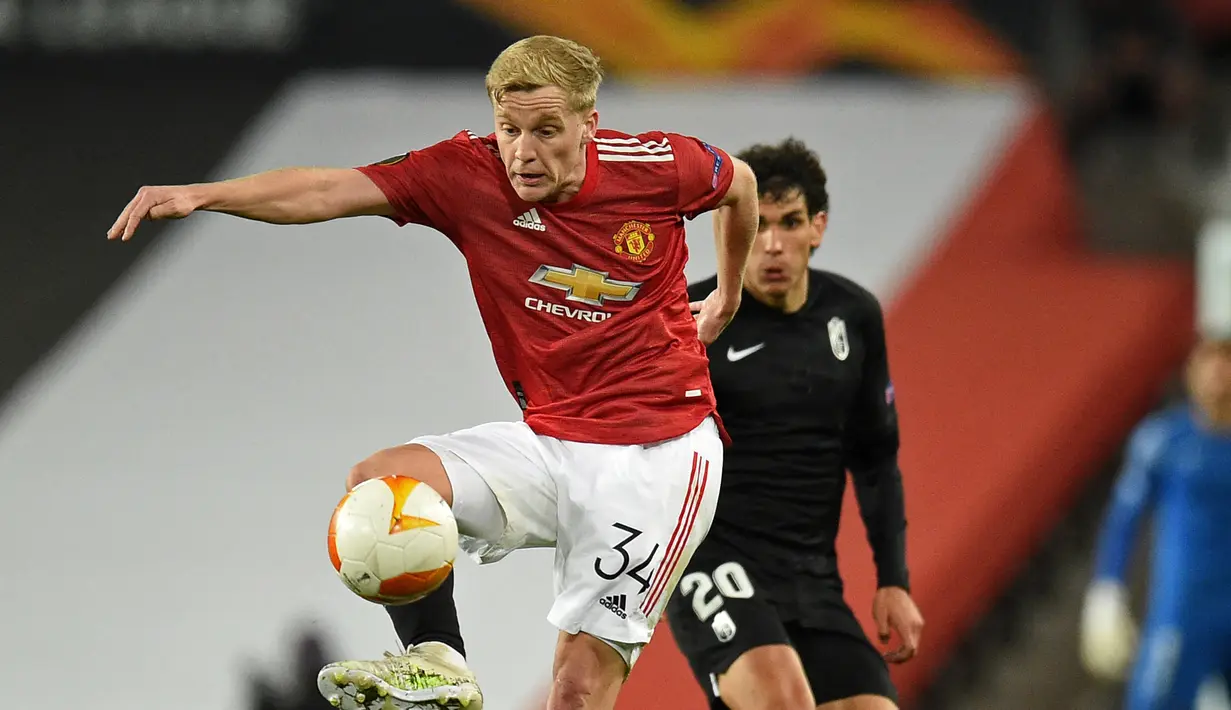 Donny van de Beek. Gelandang Belanda ini menghuni Ajax Amsterdam selama 5 musim, mulai 2015/2016 hingga 2019/2020. Total tampil dalam 175 laga dengan mencetak 41 gol. Mulai musim ini memperkuat Manchester United dan baru mencetak 1 gol dari 31 laga. (AFP/Oli Scarff)
