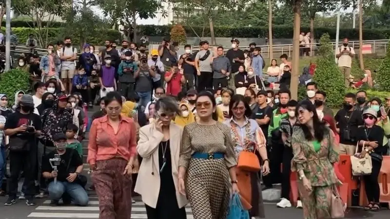 Mayangsari diketahui ikut meramaikan Citayem Fashion Week yang sedang viral disorot masyarakat (https://www.instagram.com/p/CgZKf5cPYEJ/)