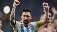 Lionel Messi berhasil mencatatkan laga ke-1000nya saat laga 16 besar Piala Dunia 2022 antara Argentina melawan Australia di Ahmad bin Ali Stadium, Minggu (04/11/2022) dini hari WIB. Di saat yang bersamaan, La Pulga juga dibanjiri dengan berbagai rekor baru hingga sukses menyamai catatan Ronaldo bahkan menyalip torehan sang legenda sepak bola Argentina, Diego Armando Maradona. (AP//Petr David Josek)