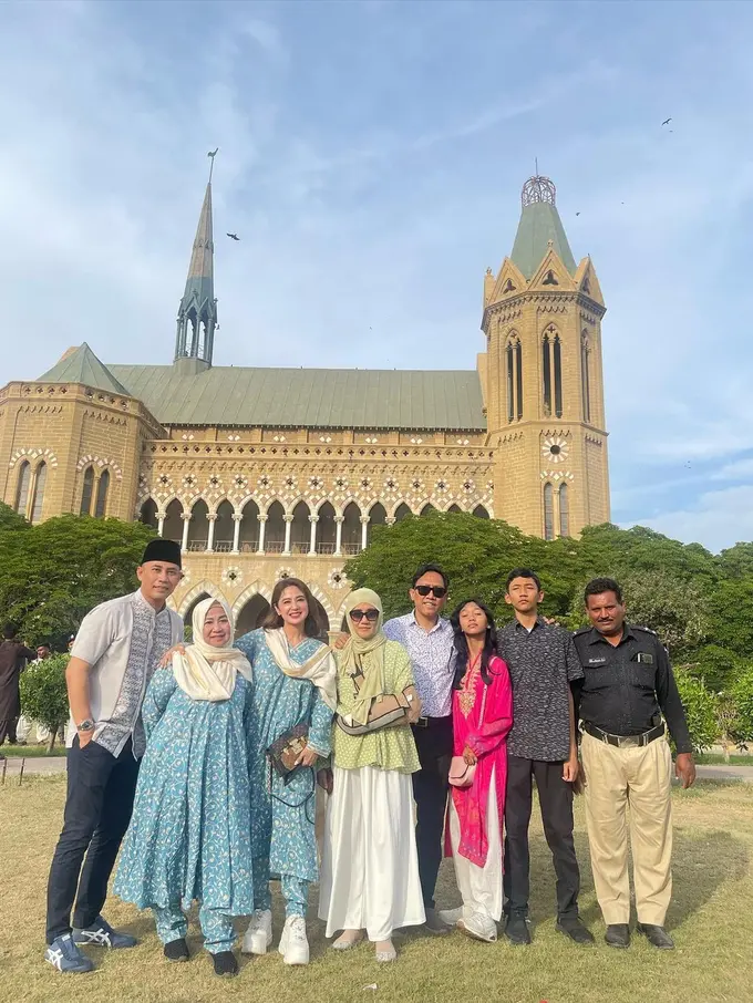 Potret Dewi Perssik rayakan lebaran di Pakistan (Sumber: Instagram/@dewiperssik9)