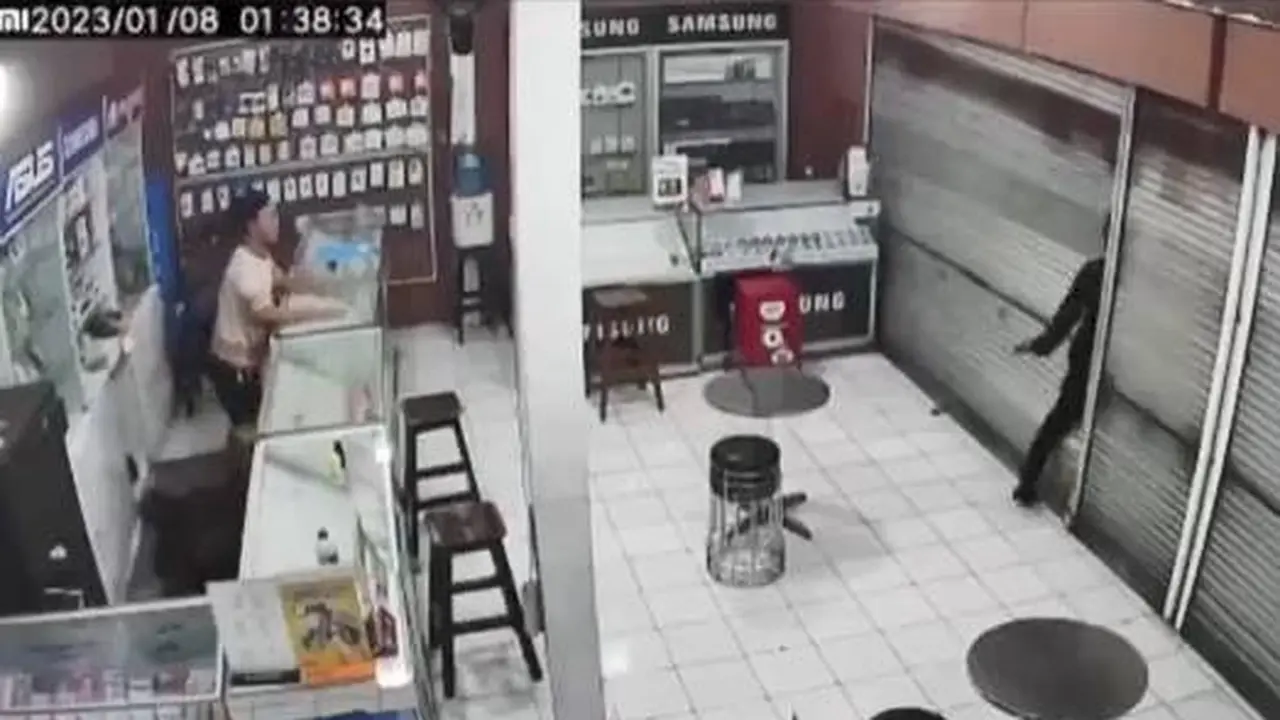 Hampir Apes, Momen Maling Balik Arah Saat Bobol Konter Ini Kocak
