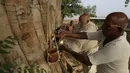 Kerabat melakukan ritual terakhir dari tiga warga desa yang meninggal karena penyakit terkait panas di distrik Ballia, negara bagian Uttar Pradesh, India, Senin, 19 Juni 2023.