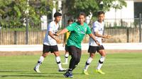 Pelatih Timnas Indonesia U-17, Bima Sakti memberikan instruksi kepada para pemain asuhannya dalam sesi latihan di Lapangan A, Kompleks Gelora Bung Karno, Jakarta, Kamis (20/7/2023). (Bola.com/Muhammad Iqbal Ichsan)