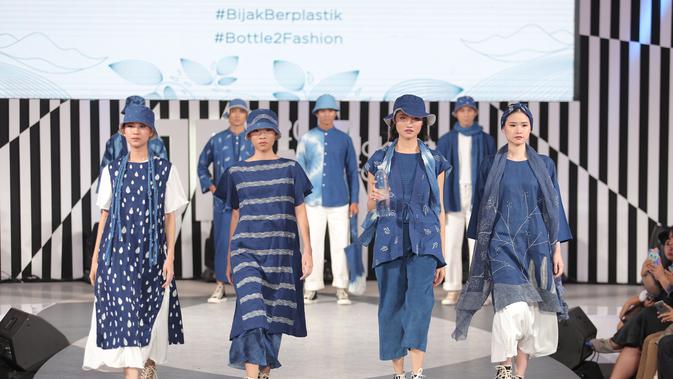 Peragaan busana bertajuk AQUA Life X JFW 2020 