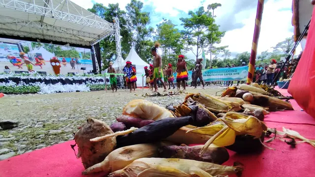 Umbi-umbian hasil bakar batu Papua.
