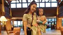 Sarwendah, sudah tak diragukan lagi urusan mengasuh anak dan mengurus rumah tangga. Meski begitu, istri Ruben Onsu ini juga tetap memerhatikan penampilannya. Dan kali ini keduanya kompak pakai baju yang sama.  (Foto: Instagram)