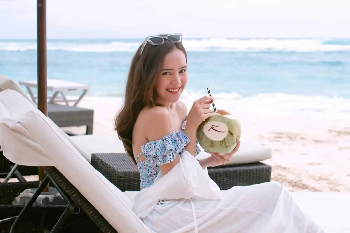 FOTO: Gaya Beby Tsabina Saat Liburan di Pinggir Pantai Ini Tampil Curi Perhatian