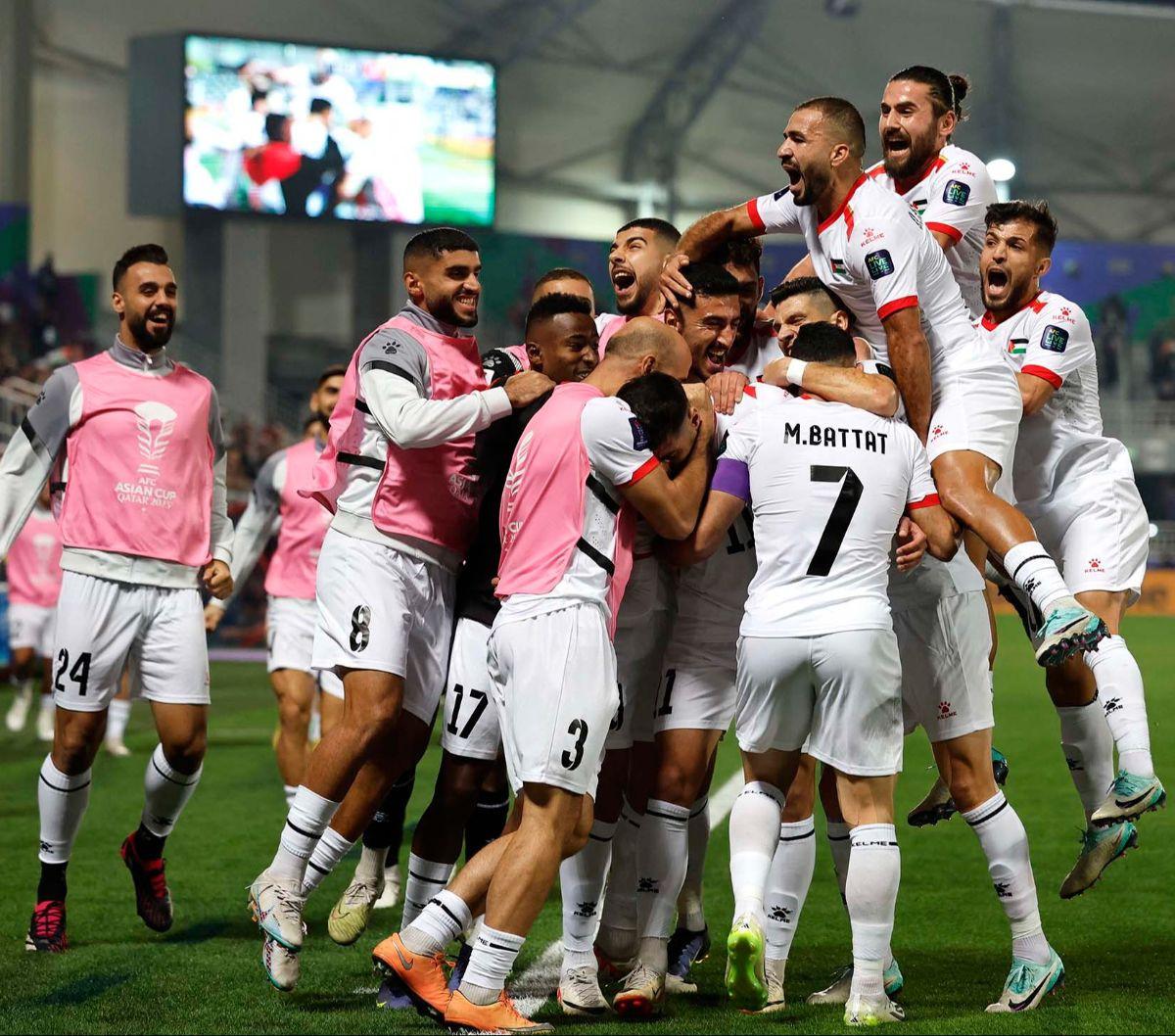 Timnas Palestina berhasil mencatatkan untuk pertama kalinya lolos ke babak 16 besar Piala Asia 2023 setelah menumbangkan Hong Kong dengan skor 3-0. Pertandingan tersebut berlangsung di Stadion Abdullah Bin Khalifa, Doha, Qatar, Selasa (23/1/2024). Foto: 