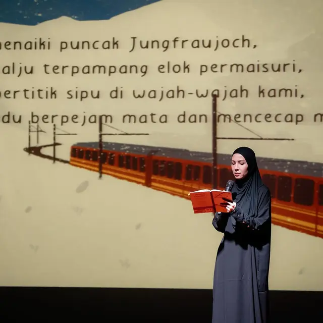 Momen haru 7 seleb bacakan puisi di peluncuran buku Natasha Rizky, Desta nangis tersedu-sedu