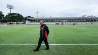 Manajer Timnas Indonesia U-22, Sumardji saat memantau latihan perdana menjelang SEA Games 2025 di Stadion Madya, Kompleks Stadion Utama Gelora Bung Karno (SUGBK), Senayan, Jakarta, Selasa (11/11/2025). (Bola.com/Bagaskara Lazuardi)