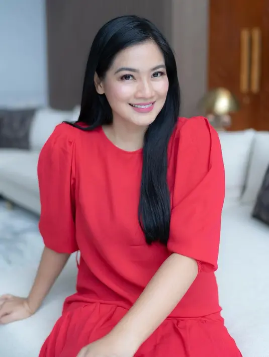 Sejak awal karier hingga kini Titi Kamal konsisten dengan rambut panjang lurusnya. [@titi_kamal].