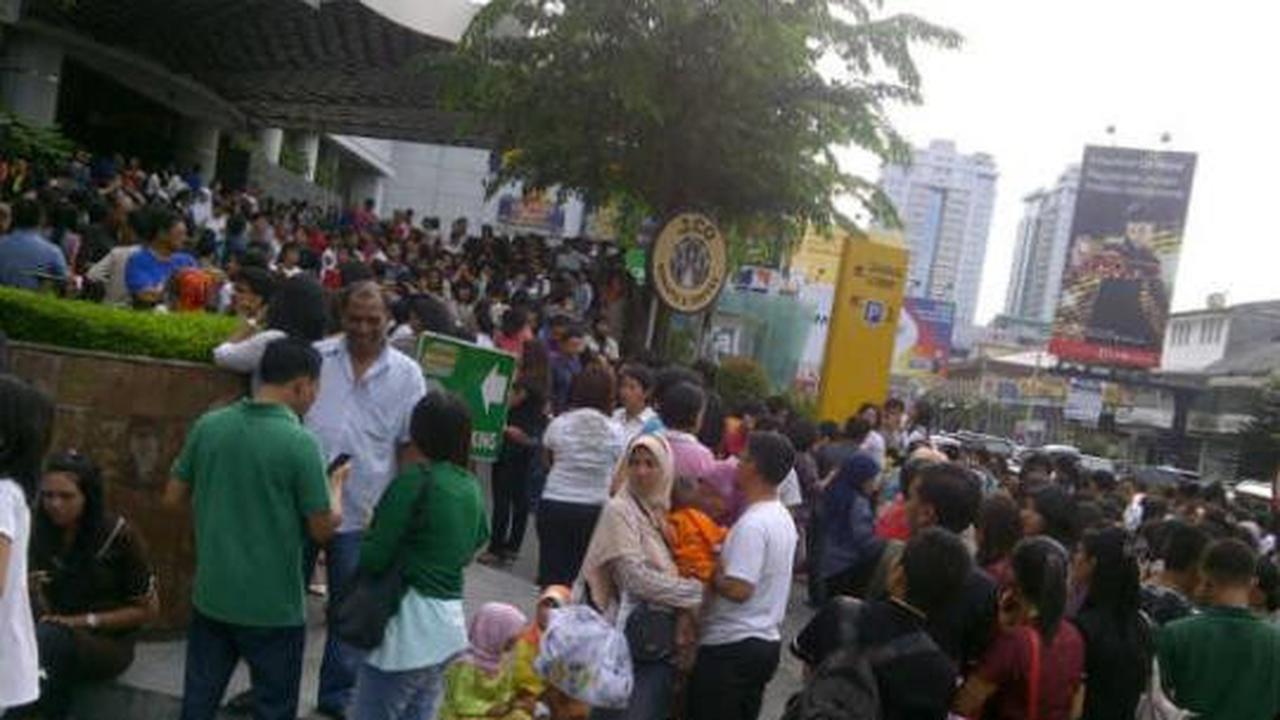 Warga Medan berhamburan keluar saat terjadi gempa