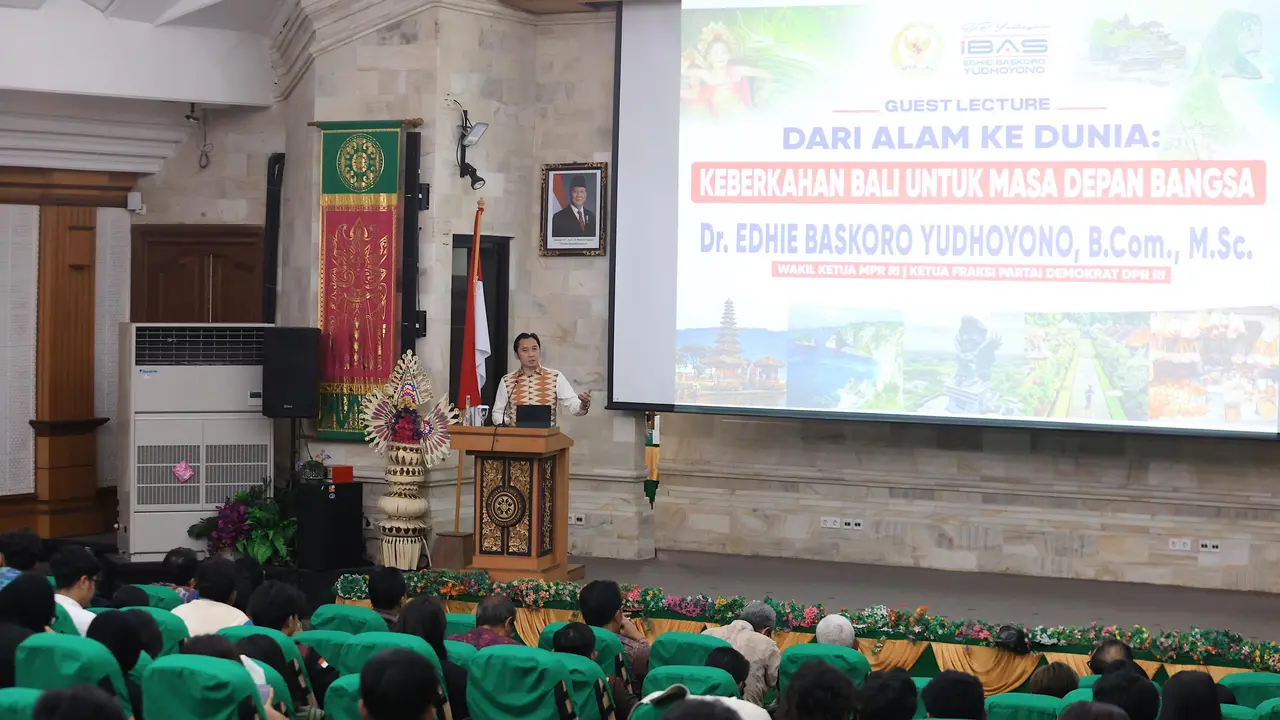 Wakil Ketua MPR RI dari Partai Demokrat, Edhie Baskoro Yudhoyono (Ibas) dalam kuliah umum bertajuk “Dari Alam ke Dunia: Keberkahan Bali untuk Masa Depan Bangsa” di Universitas Udayana, Bali (Istimewa)
