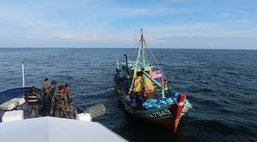 KKP menangkap satu kapal perikanan asing (KIA) asal Malaysia di perairan laut teritorial Indonesia Selat Malaka. (Foto: KKP)