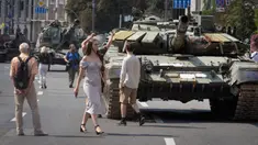 Orang-orang mengunjungi jalan di mana kendaraan militer Rusia yang hancur dipajang menjelang Hari Kemerdekaan di Kiev, Ukraina, Senin (21/8/2023). Ukraina memperingati Hari Kemerdekaan pada 24 Agustus. (AP Photo/Efrem Lukatsky)