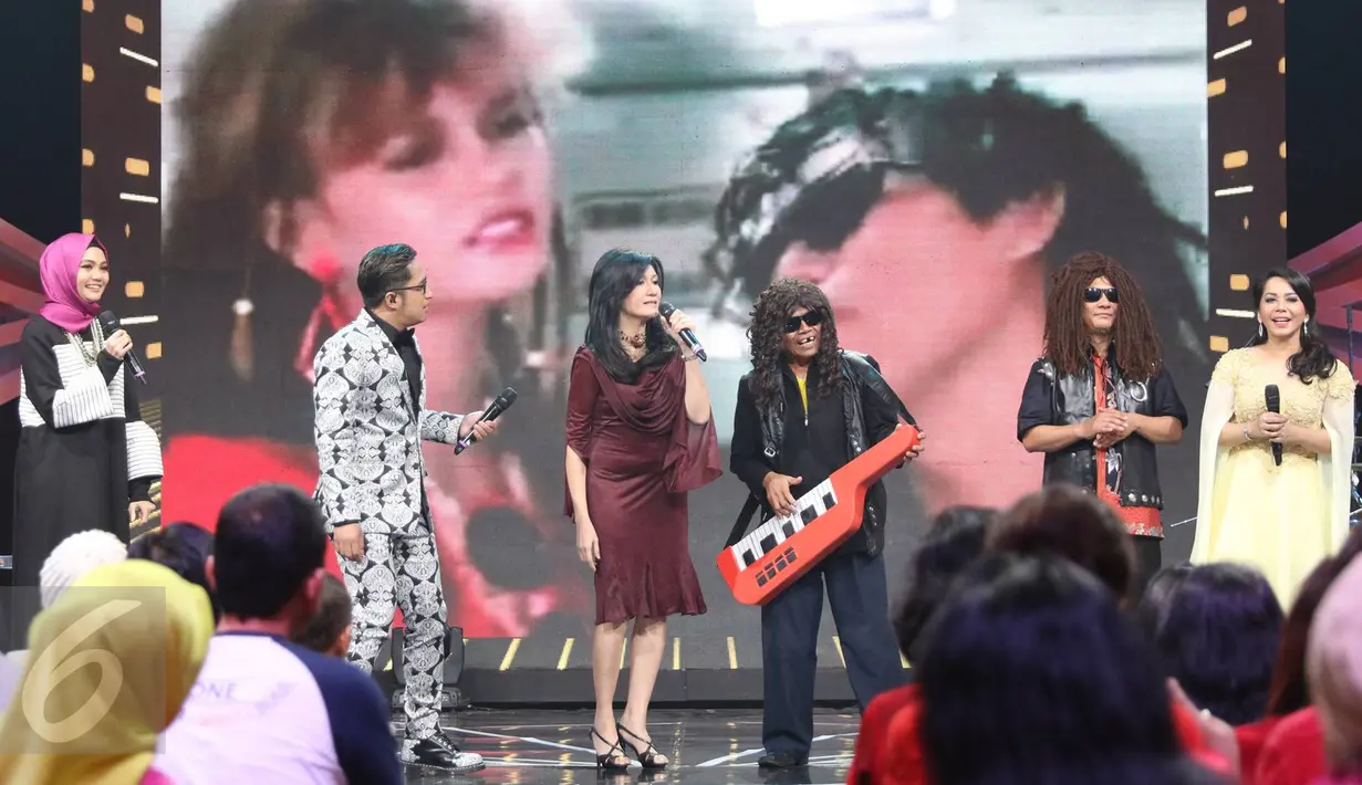 Suasana Golden Memories Indosiar bersama Bank BTN di Studio 1 Indosiar, Daan Mogot, Jakarta, Sabtu (03/12). Penonton yang didominasi usia di 50 tahun, tampak mengikuti alunan musik. (Liputan6.com/Immanuel Antonius)