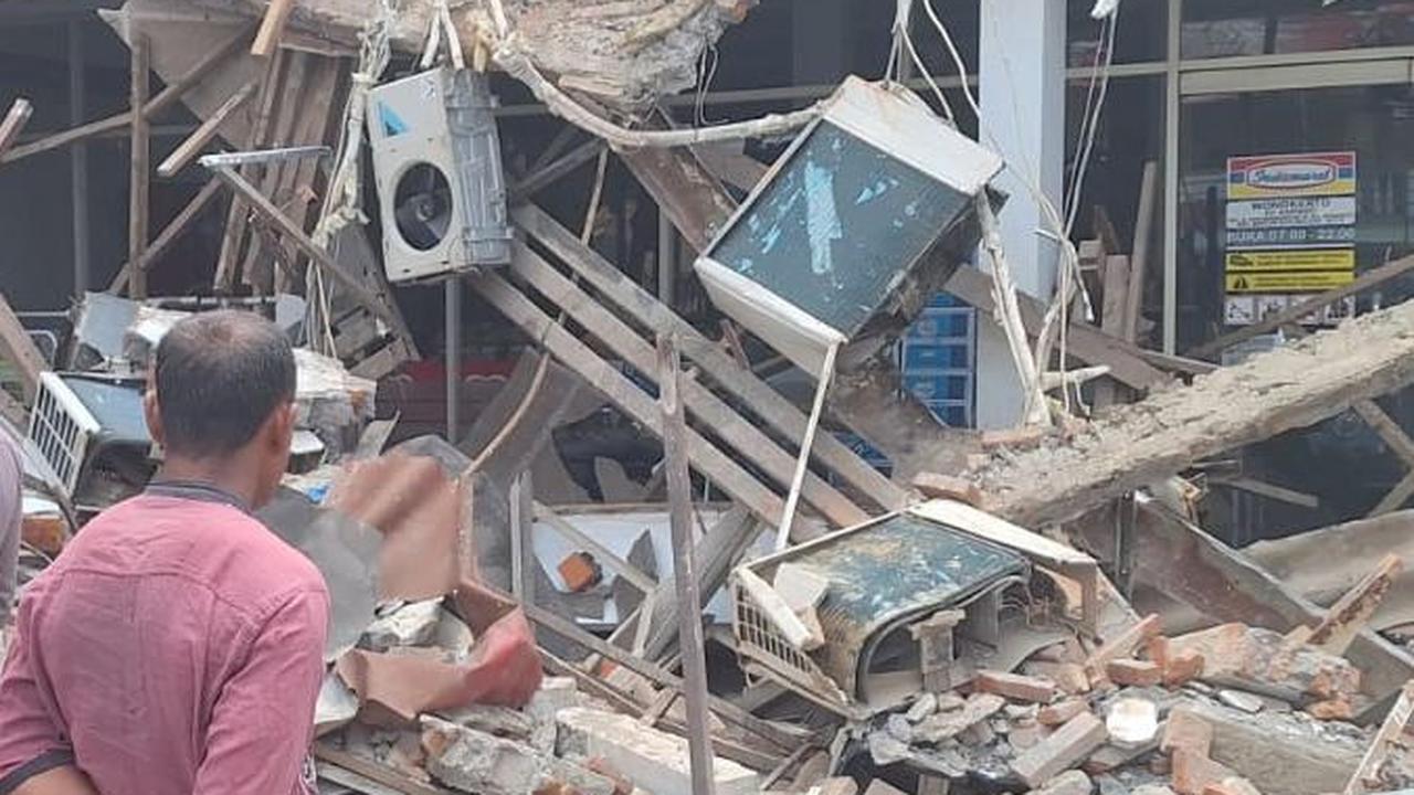 Gerai Indomaret di Malang Runtuh, Dua Orang Terluka