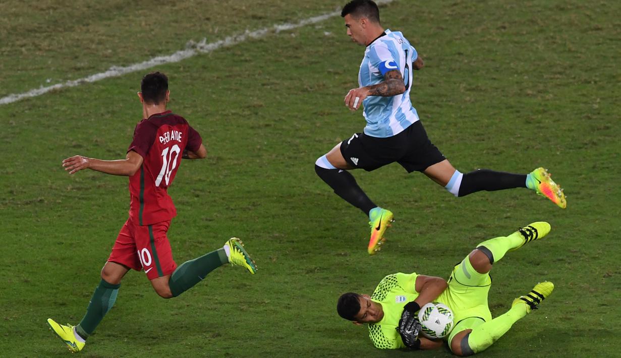 Kiper Argentina, Geroinimo Rulli mengamankan bola dari kejaran pemain Portugal  pada laga grup D Olimpiade Rio 2016 di Olympic Stadium, Rio de Janeiro, (5/82016) dini hari WIB. (AP Photo/anderlei Almeida)