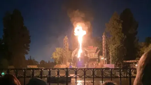Api selama pertunjukan Fantasmic di bagian Tom Sawyer Island di Disneyland Anaheim, California, pada hari Sabtu.